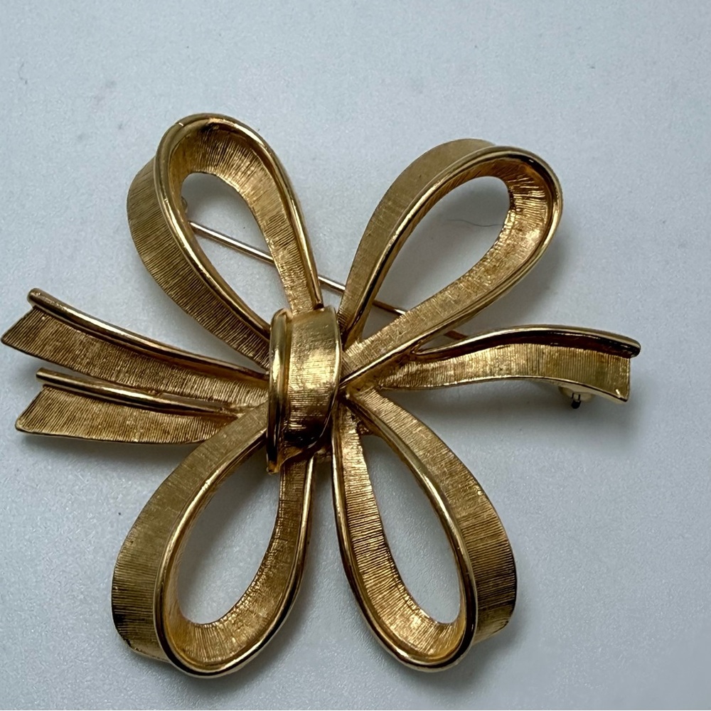 Vintage Monet Brushed Smooth Gold Tone  Ribbon Bow Brooch Pin Large